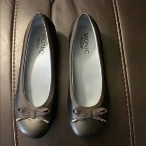 Vionic black flats